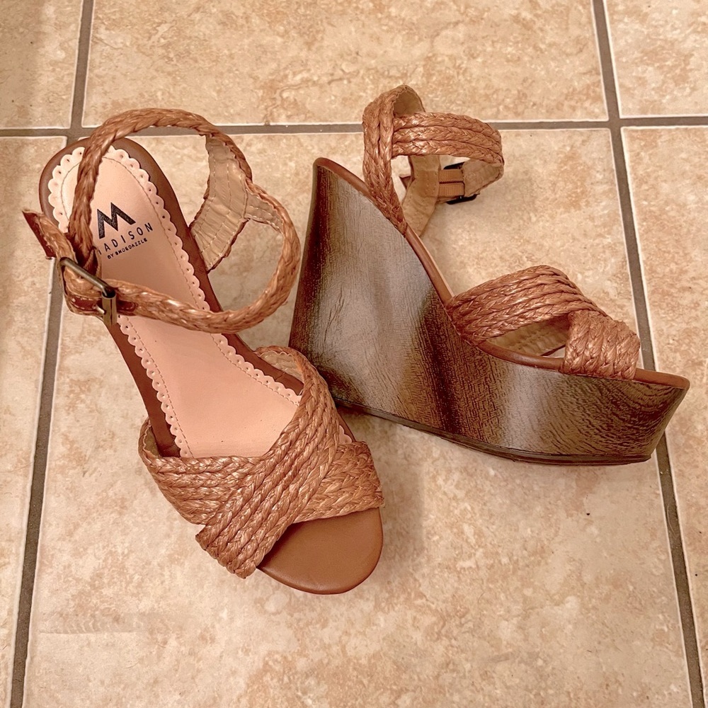 Shoe Dazzle “Wilma” wedge heel sandal size 6.5